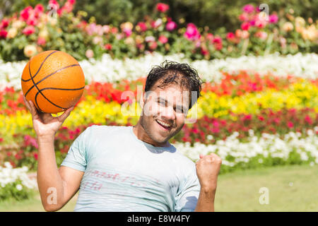 1 Indian Man Playing Basketball Banque D'Images