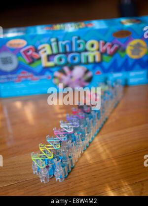 Rainbow Loom et fort. Rainbow Loom est un jouet à tisser en plastique utilisé pour tisser des bandes de caoutchouc coloré en bracelets et charms. Banque D'Images