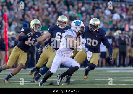 South Bend, Indiana, USA. Oct 11, 2014. Caroline du WR RYAN SWITZER (3) retourne un punt au cours du troisième trimestre par rapport à Notre Dame. La Cathédrale Notre Dame Fighting Irish défait le North Carolina Tar Heels 50-43 au stade Notre-dame à South Bend, Indiana. © Frank Jansky/ZUMA/Alamy Fil Live News Banque D'Images