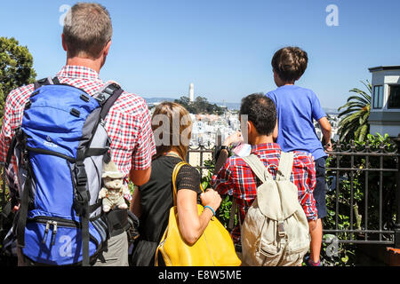 Les personnes à la recherche vers la Coit Tower à partir du haut de Lombard Street, Russian Hill, San Francisco Banque D'Images