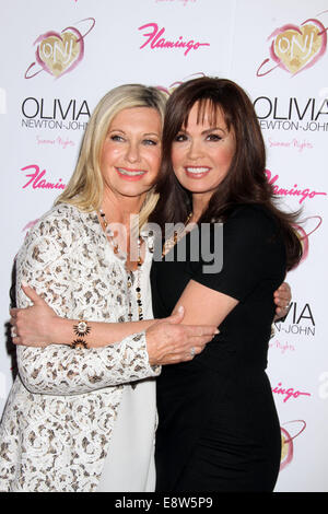 Grande ouverture Olivia Newton John's 'Summer Nights' dans la Donny & Marie Showroom au Flamingo Las Vegas à Las Vegas, NV le 4/11/14 avec : Olivia Newton-John,Marie Osmond Où : Las Vegas, Nevada, United States Quand : 12 Avr 2014 Banque D'Images