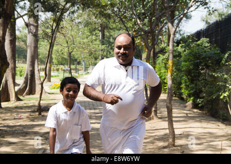 1 Indien Marche matinale avec kid Banque D'Images