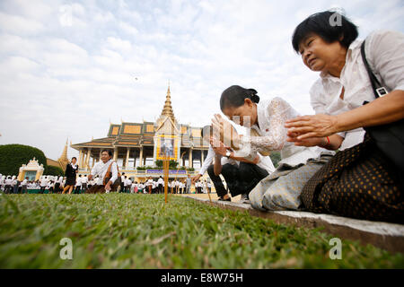 Phnom Penh, Cambodge. 15 Oct, 2014. Les gens prient devant le Palais Royal à Phnom Penh le 15 octobre 2014. Cambodge Le mercredi a célébré le 2e anniversaire de la mort du pays le plus vénéré roi Père Norodom Sihanouk en offrant l'aumône aux moines bouddhistes et rendre hommage à sa statue. Credit : Phearum/Xinhua/Alamy Live News Banque D'Images