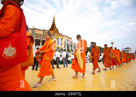 Phnom Penh, Cambodge. 15 Oct, 2014. Les moines bouddhistes marcher devant le Palais Royal à Phnom Penh le 15 octobre 2014. Cambodge Le mercredi a célébré le 2e anniversaire de la mort du pays le plus vénéré roi Père Norodom Sihanouk en offrant l'aumône aux moines bouddhistes et rendre hommage à sa statue. Credit : Phearum/Xinhua/Alamy Live News Banque D'Images