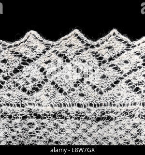 La texture de tissu tricoté en laine sur un fond noir à la main, gros plan Banque D'Images