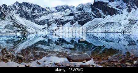 Abstrait, montagnes reflet dans l'eau. Hautes Tatras Czarny Staw (Gasienicowy Black Pond), au début de l'automne. La Pologne. Banque D'Images