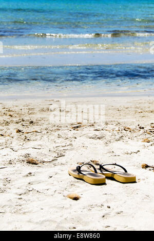 Tongs sur une plage de l'océan de sable Banque D'Images