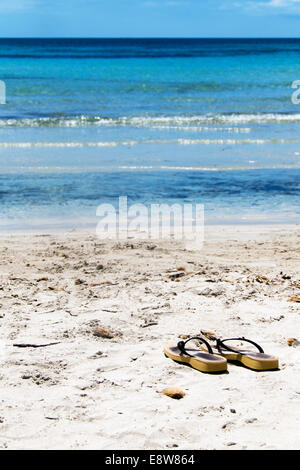 Tongs sur une plage de l'océan de sable Banque D'Images