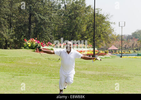 1 Indian Man Running in Park Banque D'Images