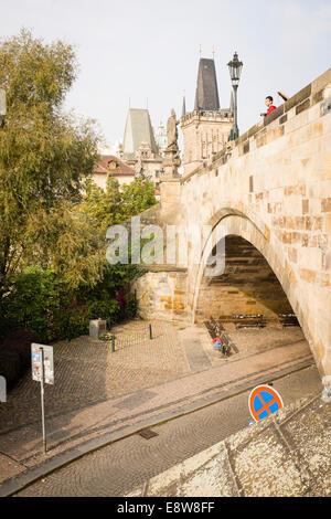 Praha, Prague, un homme allongé sous le pont Charles, Banque D'Images