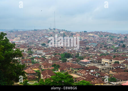 Vue aérienne de la ville d'Abeokuta, Etat d'Ogun (sud-ouest), le Nigeria, et ses maisons aux toits rouillés, extraite du Olumo rock Banque D'Images