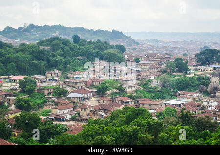 Vue aérienne de la ville d'Abeokuta, Etat d'Ogun (sud-ouest), le Nigeria, et ses maisons aux toits rouillés, extraite du Olumo rock Banque D'Images