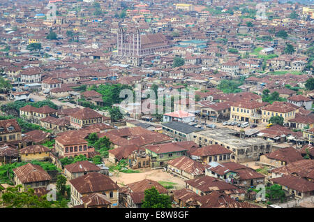 Vue aérienne de la ville d'Abeokuta, Etat d'Ogun (sud-ouest), le Nigeria, et ses maisons aux toits rouillés, extraite du Olumo rock Banque D'Images