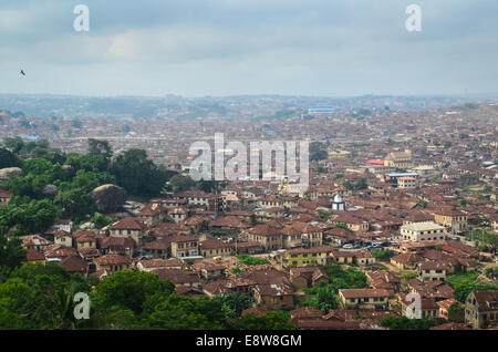 Vue aérienne de la ville d'Abeokuta, Etat d'Ogun (sud-ouest), le Nigeria, et ses maisons aux toits rouillés, extraite du Olumo rock Banque D'Images