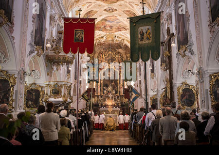 La messe le jour de la procession du Corpus Christi dans Martinsmünster Church, Fischbachau, Haute-Bavière, Bavière, Allemagne Banque D'Images