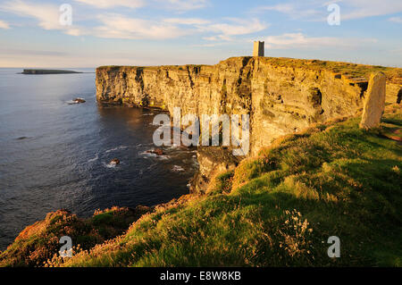 Avis de Marwick Head avec le Kitchener Memorial, Marwick Bay, Mainland, Orkney, Scotland, United Kingdom Banque D'Images