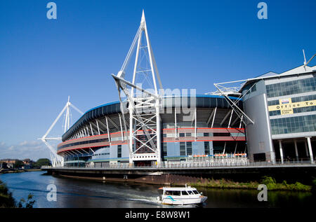 Millennium Stadium et Aqua Bus, Cardiff, Pays de Galles. Banque D'Images