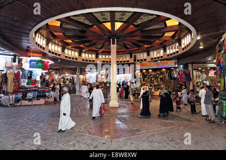 Les clients et les boutiques dans le marché Muttrah Souq, Muttrah, Muscat, Oman Banque D'Images