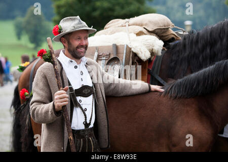 Agriculteur avec chevaux, ancien pack-selle sur cheval, Almabtrieb de bétail, Söll, Autriche, Tyrol du Nord Banque D'Images