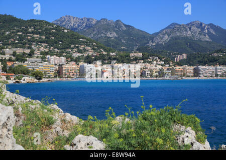 Plage de Carnolès, en face des montagnes des Alpes Maritimes, Roquebrune Cap Martin, Provence Alpes Côte d'Azur, France Banque D'Images