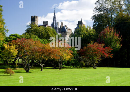 Couleurs d'automne, le château de Cardiff, Bute Park, Cardiff, Pays de Galles. Banque D'Images