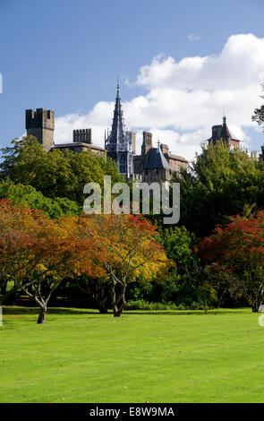 Couleurs d'automne, le château de Cardiff, Bute Park, Cardiff, Pays de Galles. Banque D'Images