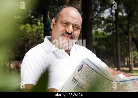 1 Indian Man reading Newspaper in Park Banque D'Images