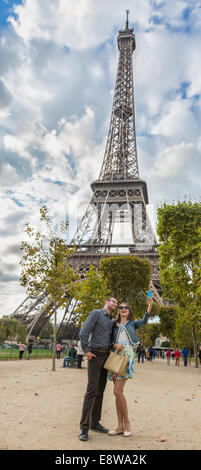 Jeune couple heureux en tenant un près de selfies la Tour Eiffel à Paris. Banque D'Images