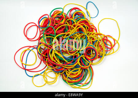 Pile de bandes en caoutchouc multicolores Banque D'Images