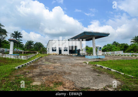 Une station d'essence abandonnés dans le sud-ouest du Nigeria, l'Etat d'Ogun Banque D'Images