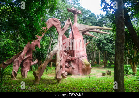 Sculptures en bois sacré d'Osun, site de l'UNESCO à Oshogbo, Nigéria, dédié à la déesse de la fertilité Yoruba Banque D'Images