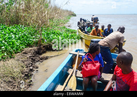 Les Nigérians qui traversent la rivière Niger sur de petits bateaux en bois entre Al-Qaida et Agenebode (État de Kogi) Banque D'Images