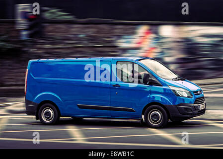 2014 Ford Transit Van la conduite en ville Banque D'Images