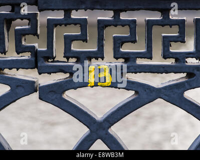 Doom. Détail de la balustrade d'un remblai de couleur gris jaune avec le numéro 13. L'eau dans l'arrière-plan Banque D'Images