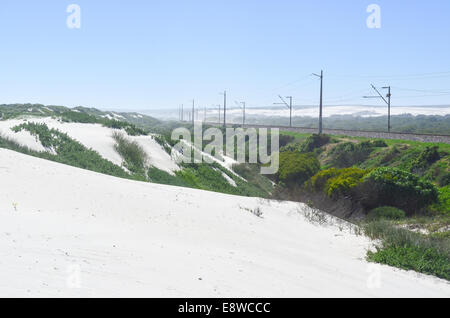 Les dunes de sable blanc de l'Afrique du Sud (Western Cape, l'Eland's Bay) et le minerai de fer Sishen-Saldanha de fer dans l'arrière-plan Banque D'Images