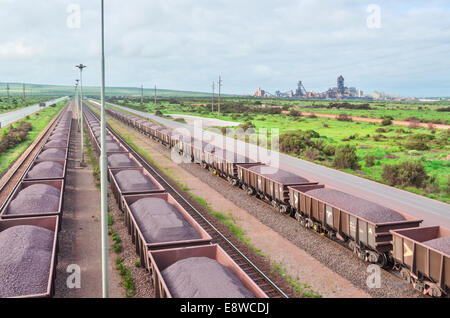 Les wagons de minerai de fer et d'acier à l'usine de terminal Saldanha, Afrique du Sud. Les trains proviennent de la mine de Sishen (8) Banque D'Images