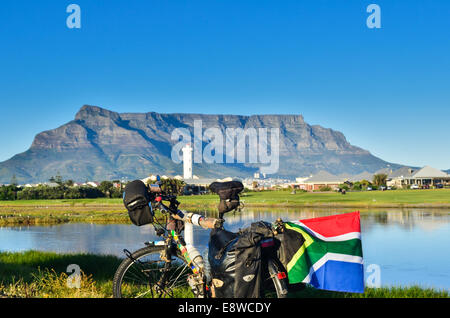 Un vélo et drapeau sud-africain en face de Table Mountain, Cape Town, Afrique du Sud Banque D'Images