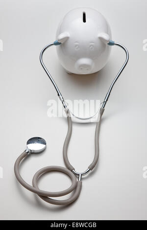 Piggy bank with stethoscope Banque D'Images