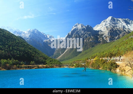 Panoramique de la montagne de neige Yulong contreforts des Blue Moon Valley Banque D'Images