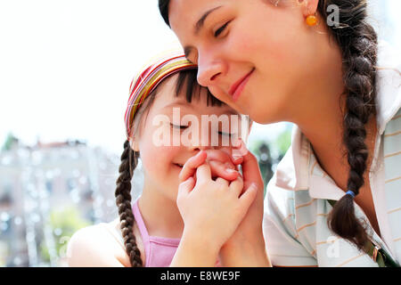 Heureux moments en famille - La mère et l'enfant ont un plaisir. Banque D'Images