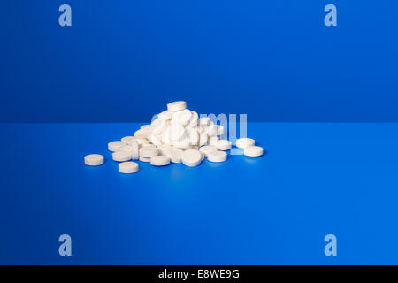 Pile de prescription pills sur compteur bleu Banque D'Images