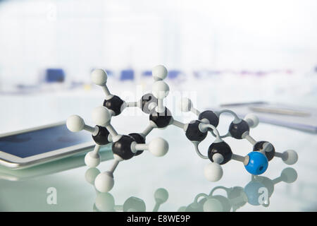 Close up de modèle moléculaire sur compteur dans lab Banque D'Images