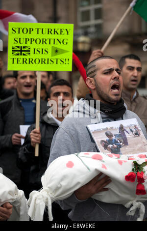 La lutte contre l'EI est un écriteau terroriste ; des manifestations à la gare de Lime Street Station, Liverpool, Merseyside, au Royaume-Uni, des manifestants défilent dans le centre-ville de Liverpool pour manifester contre le groupe terroriste ISIS.Environ 300 manifestants ont défilé le long de Church Street, Bold Street et Renshaw Street avant de prendre un piquetage devant la gare de Lime St.Les manifestants brandissent des drapeaux avec des slogans comme « Unite Against ISIS terreur in Kurdistan » et Save Kobane.Les manifestations, organisées par les « unités de protection du peuple », également connues sous le nom de YPG, ont duré deux heures.Octobre 2014 crédit : Cernan Elias/Alay Live News Banque D'Images