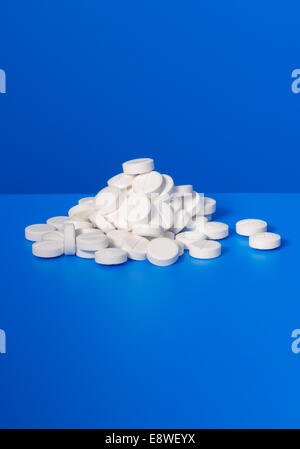 Pile de prescription pills sur compteur bleu Banque D'Images