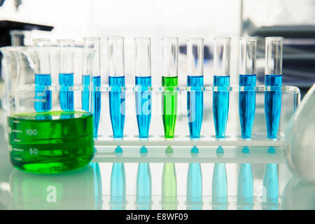 Rack de tubes à essai avec la solution sur le comptoir in lab Banque D'Images