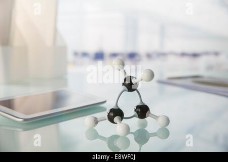 Le modèle moléculaire et tablette numérique sur le comptoir in lab Banque D'Images