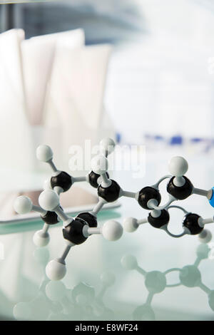 Close up de modèle moléculaire sur compteur dans lab Banque D'Images