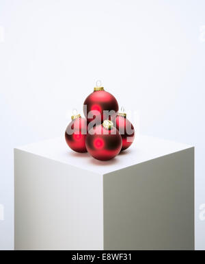 Tas de boules de Noël sur socle Banque D'Images