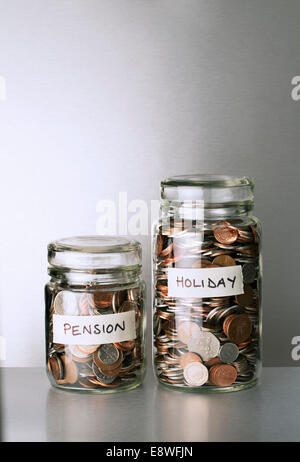 Maison de retraite et d'épargne changement jars on counter Banque D'Images