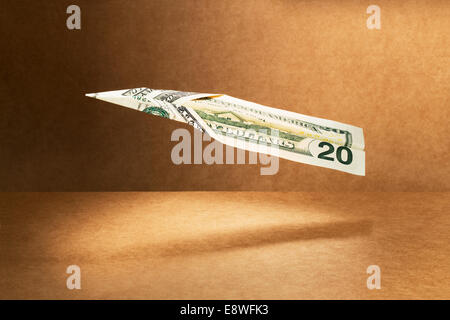 20 dollar bill pliée en avion en papier Banque D'Images
